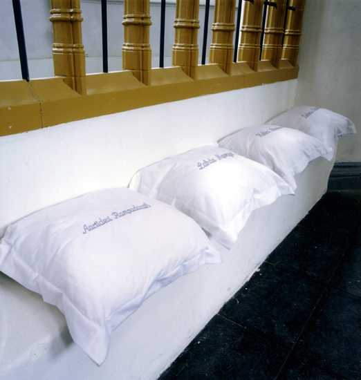 kussens met namen asielzoekers